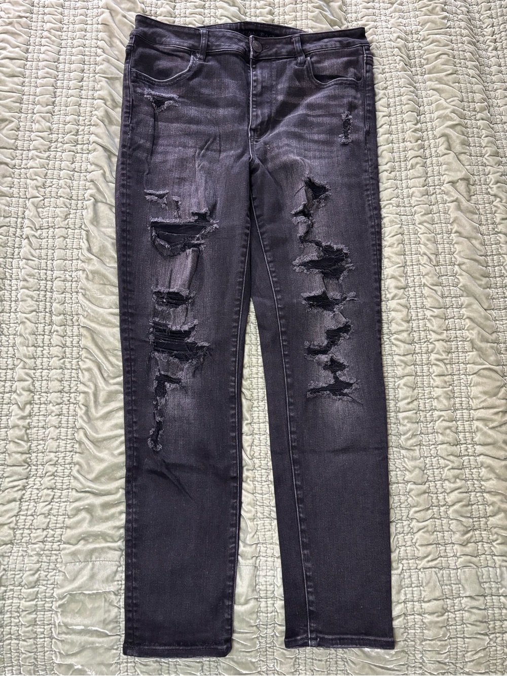 American Eagle distressed jegging